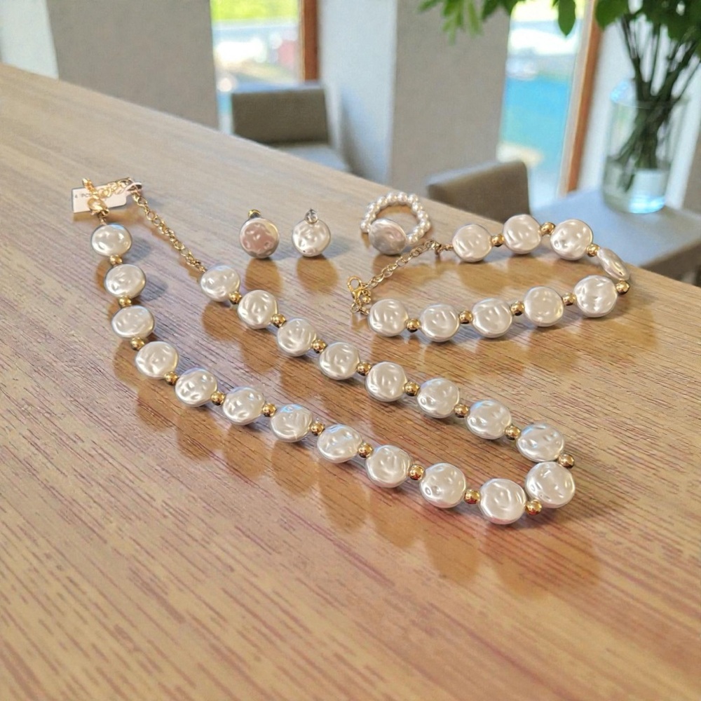 Elegant Pearl and Gold Jewelry Set